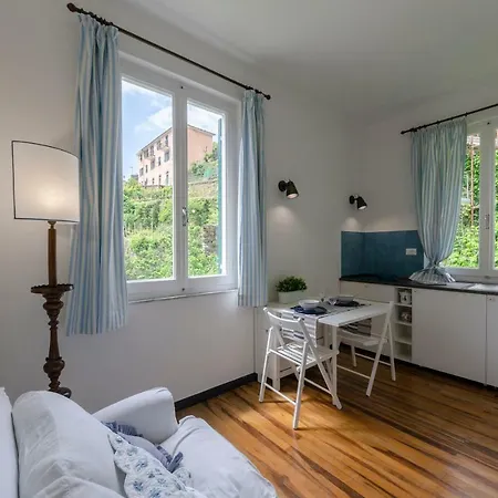 Dom wakacyjny Joivy Charming House For 12, With Patio In *